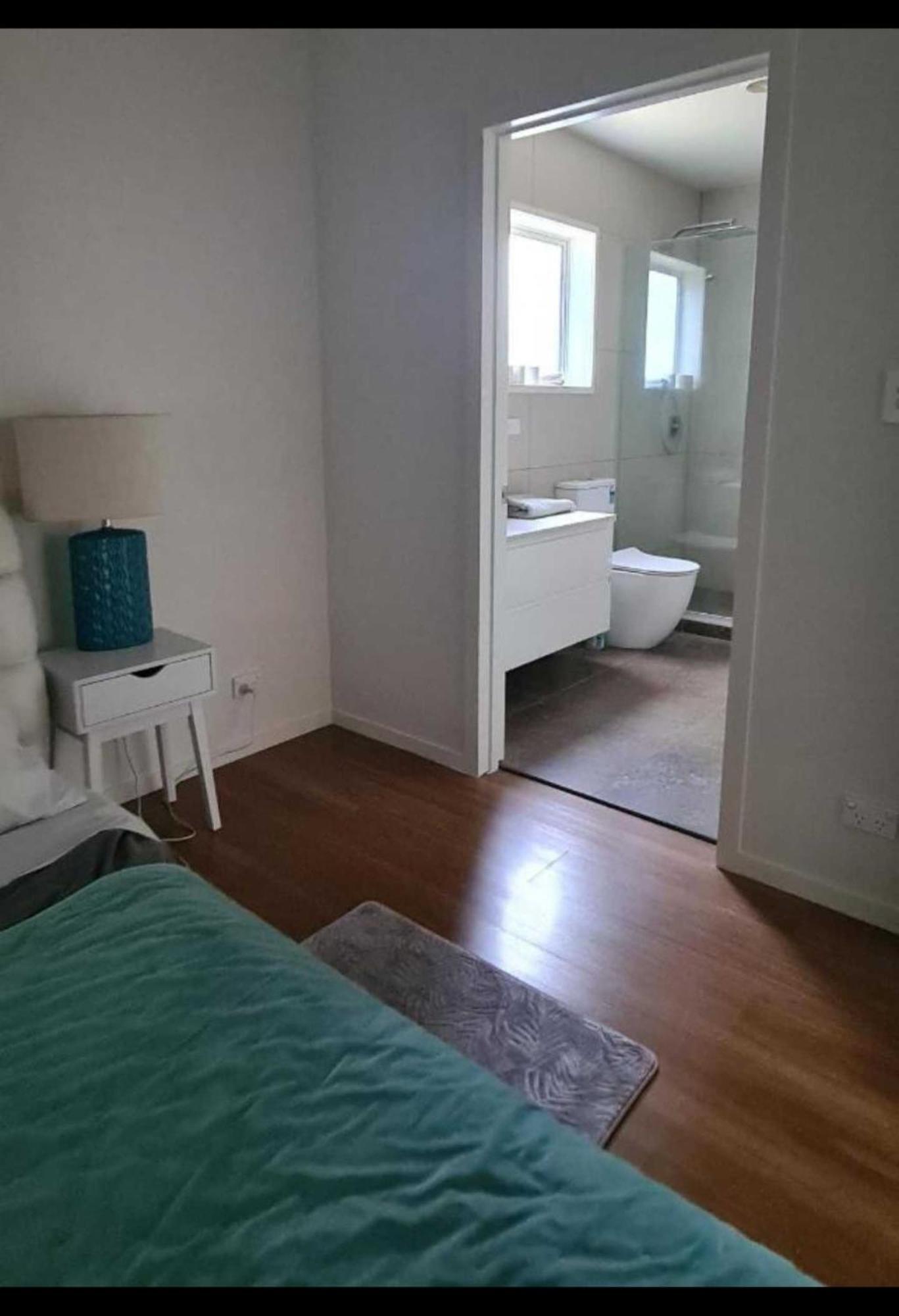 Westgate Three And One Small Bedrooms House * Auckland